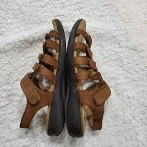 Trotters "Tiki" Leather sandals brown size 9